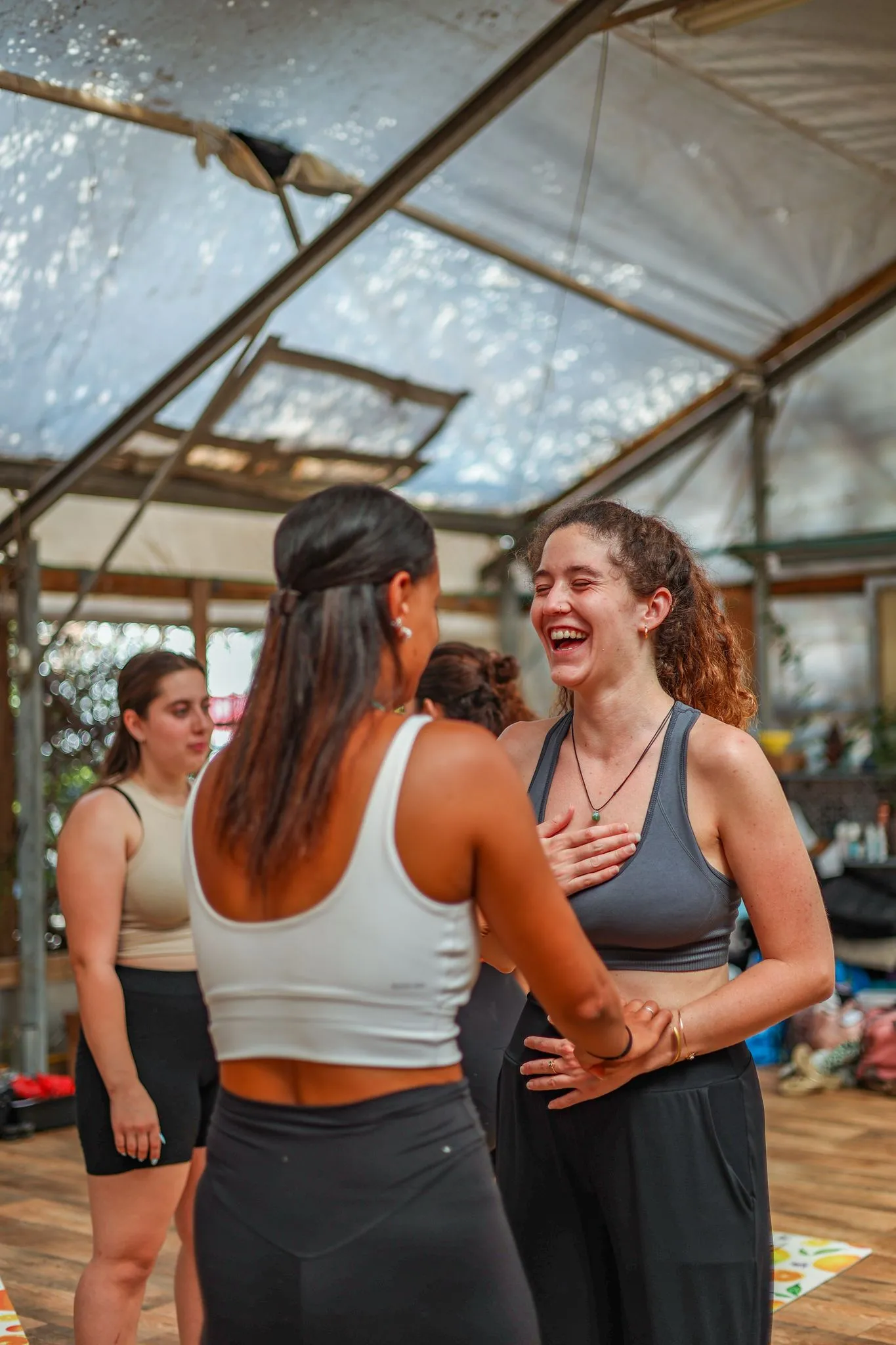 שתי נשים בסדנה צוחקות יחד