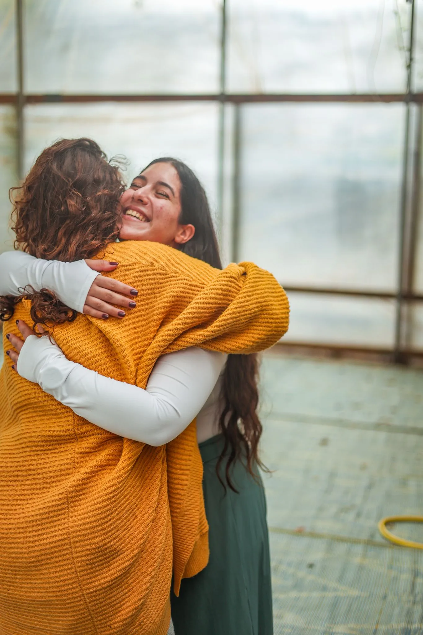 שתי נשים מתחבקות חיבוק ארוך