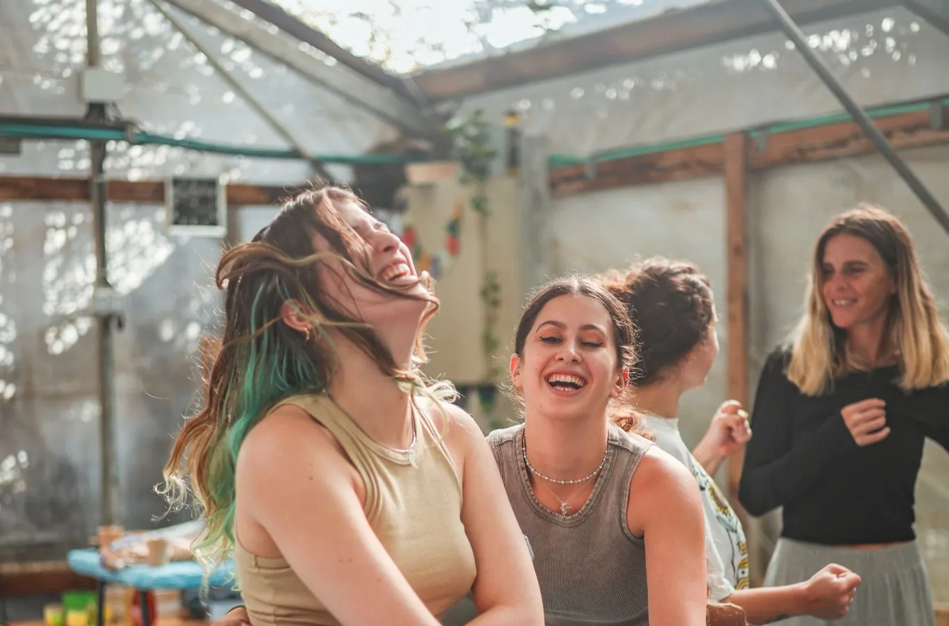 נשים צוחקות בקול, ראש מוטה לאחור