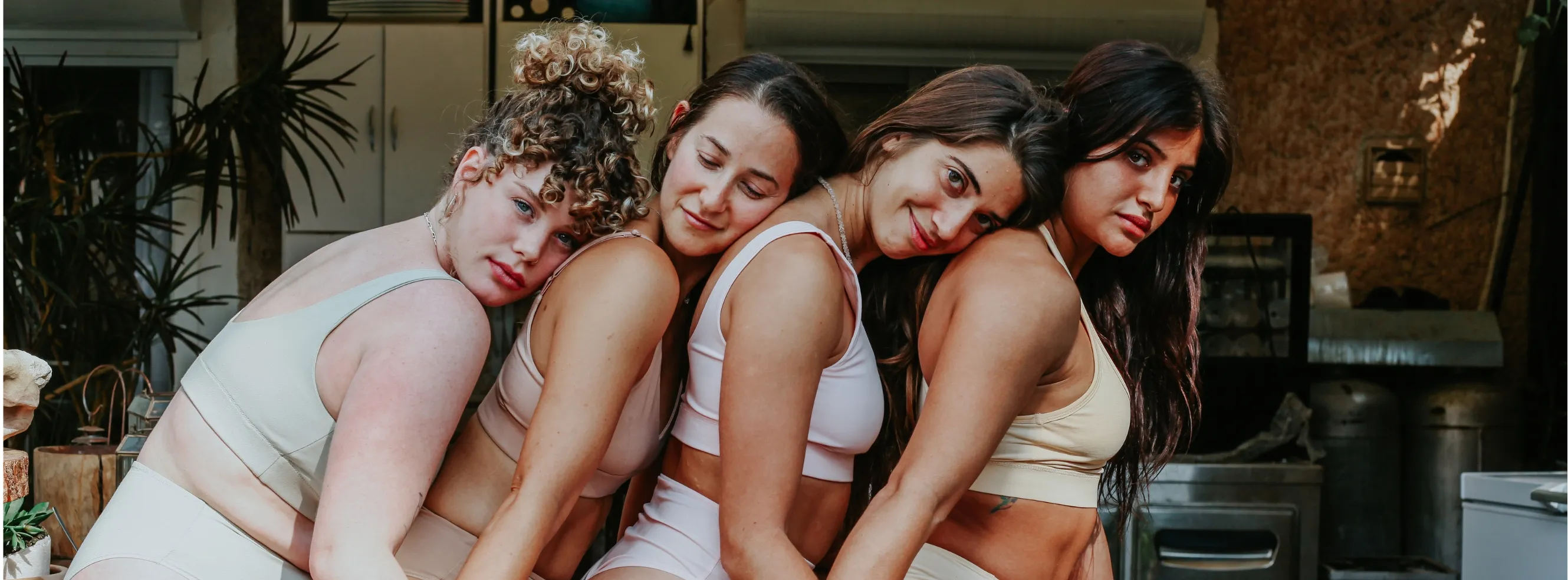 שלוש נשים מחובקות וצוחקות בריטריט